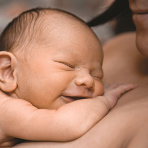 Example of skin to skin contact between a baby and its mother (source) 